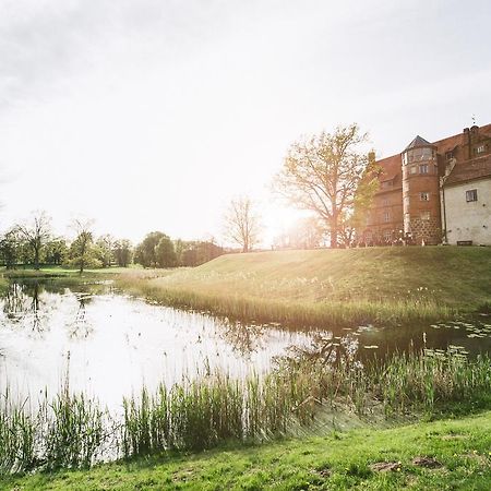 Hotel Schloss & Gut Ulrichshusen Bagian luar foto