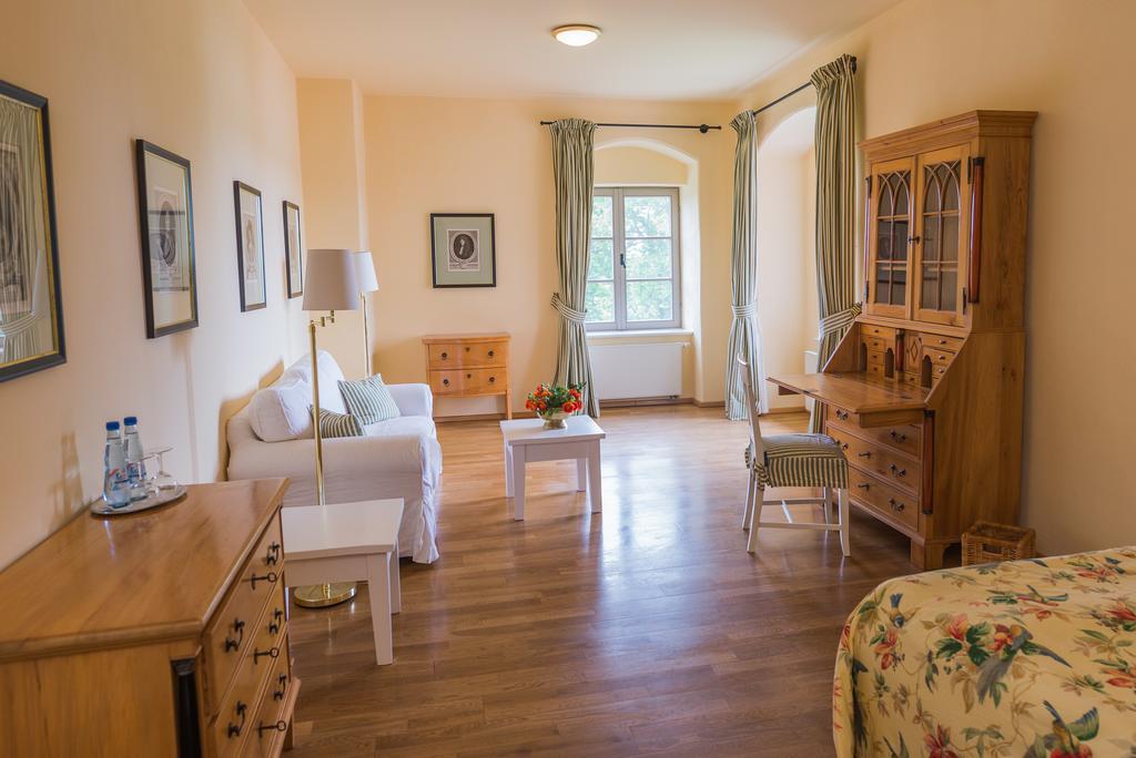 Hotel Schloss & Gut Ulrichshusen Ruang foto